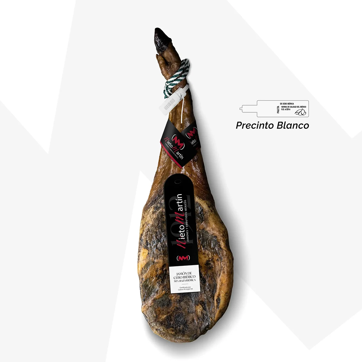 Paleta de Cebo Ibérica 50% Raza Ibérica Nieto Martín, curada cuidadosamente para ofrecer sabor suave y textura jugosa